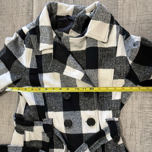 JouJou black and White Plaid Winter Coat w/ Belted Waist, lined. Size Medium - Picture 9 of 11